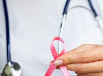 Aspectos psicológicos do câncer de mama: da negação da doença à incerteza da cura