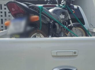 Motocicleta roubada é recuperada em residência usada como ponto de venda de drogas