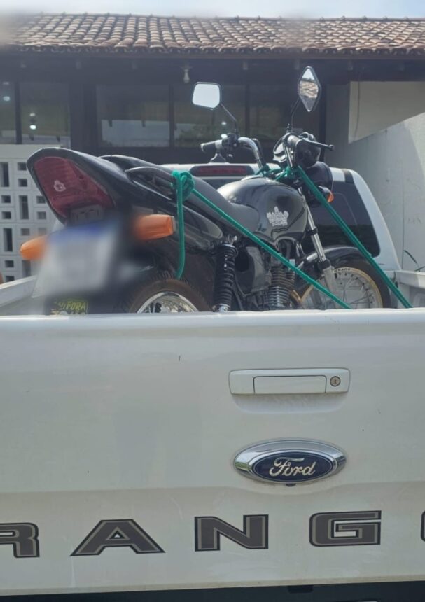 Motocicleta roubada é recuperada em residência usada como ponto de venda de drogas