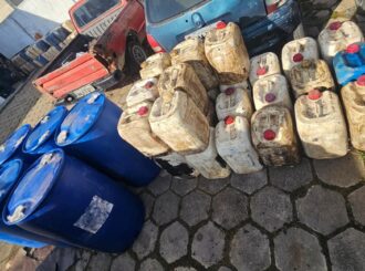 Vídeo: perseguição policial e troca de tiros em Pacaraima termina com apreensão de carro e carotes de combustível; suspeitos fugiram