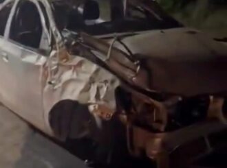 Carro fica destruído após capotar várias vezes durante ‘racha’ na Ville Roy; veja vídeo