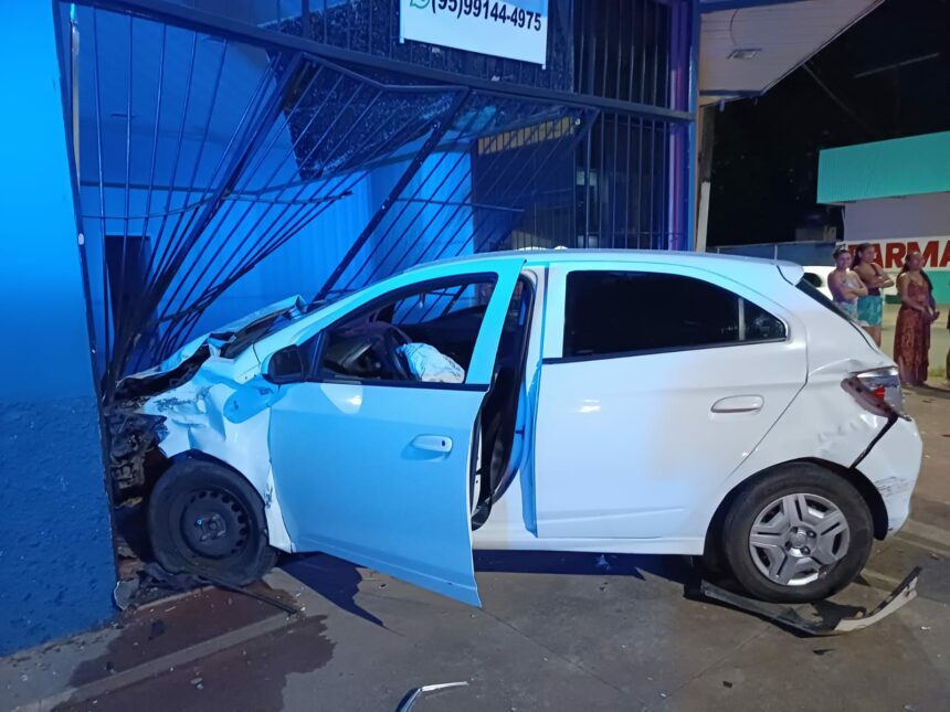 Carro invade comércio após batida na São Sebastião