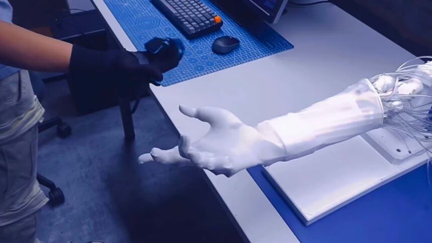 Mão robótica ultrarrealista manipula objetos com força e precisão humanas impressionantes