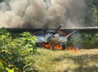 Avião suspeito de tráfico de drogas vindo da Venezuela é interceptado e destruído após sobrevoar Terra Yanomami