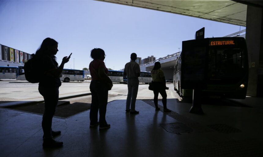 Nove em cada 10 mulheres já sofreram violência ao se deslocarem à noite