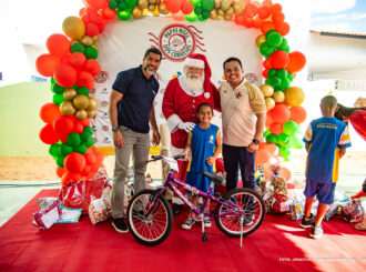 Papai Noel dos Correios: Entrega de brinquedos emociona alunos da Escola Cantinho Feliz