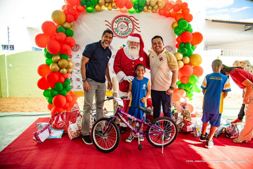 Papai Noel dos Correios: Entrega de brinquedos emociona alunos da Escola Cantinho Feliz