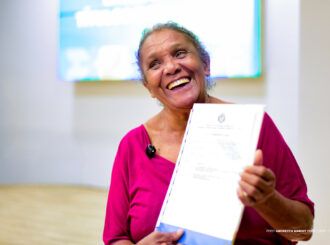 Moradores de 35 bairros recebem 205 títulos definitivos