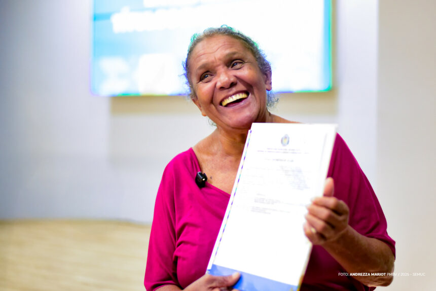 Moradores de 35 bairros recebem 205 títulos definitivos