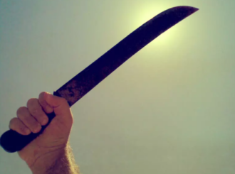 Mulher perde parte da orelha após ser assaltada por dupla armada com facão em Boa Vista