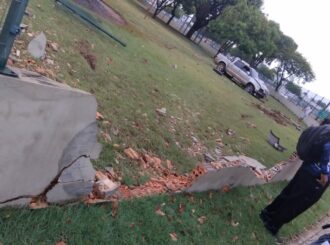 Jovem bêbado invade Praça Simon Bolívar com caminhonete, em Boa Vista