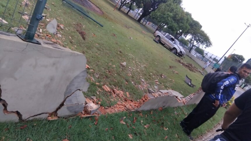 Jovem bêbado invade Praça Simon Bolívar com caminhonete, em Boa Vista