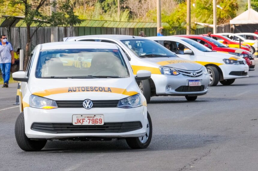 Conselho Nacional de Trânsito acaba com exigência de autoescola para tirar CNH; custo pode cair até 80%