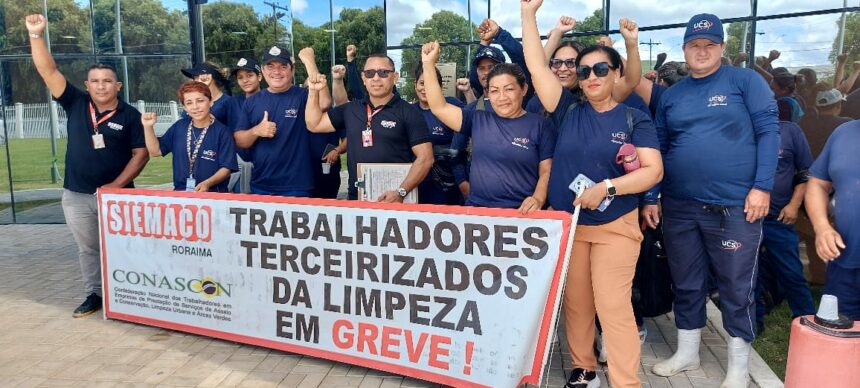 Servidores terceirizados protestam na Secretaria de Educação para pedir pagamento