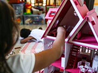 Crianças precisam de supervisão em casa para evitar acidente doméstico