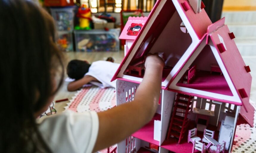 Crianças precisam de supervisão em casa para evitar acidente doméstico