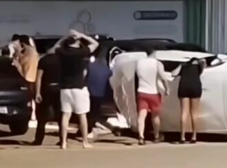 Jovem fica presa às ferragens após capotamento de carro na Ville Roy