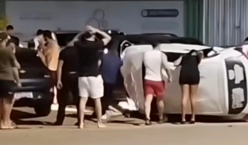 Jovem fica presa às ferragens após capotamento de carro na Ville Roy