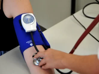 Médicos alertam para riscos de prescrição de testosterona para mulher