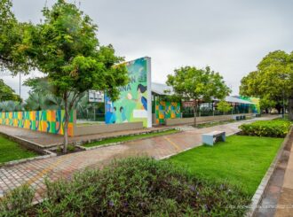 Jovem foi baleado no ombro em praça pública no Pintolândia