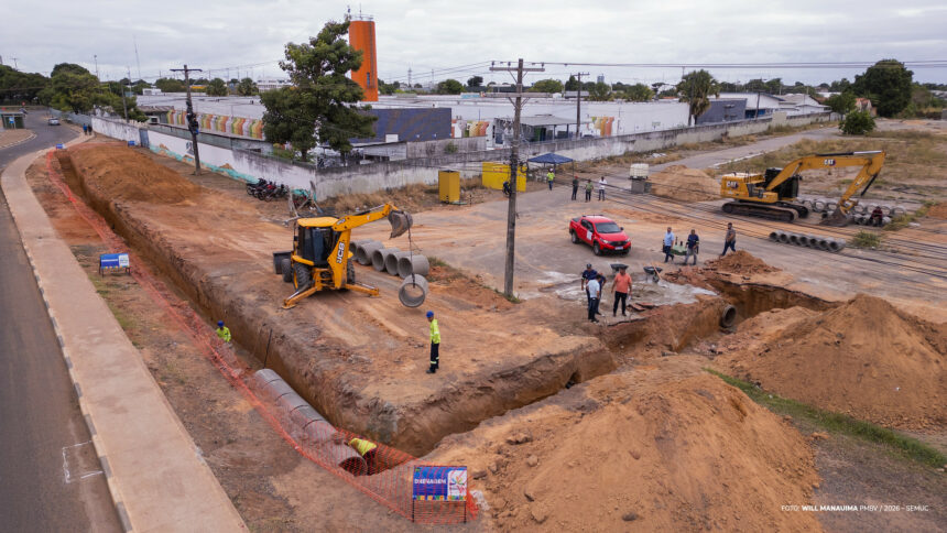 Obras de drenagem são intensificadas na avenida Brasil