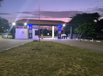 Mãe agride e comete atos de transfobia e racismo contra a própria filha