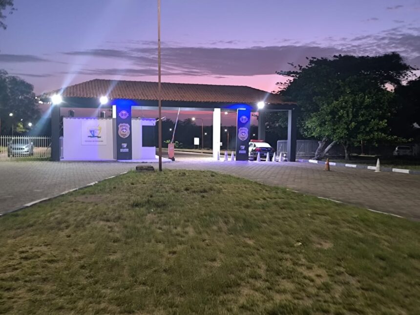 Mãe agride e comete atos de transfobia e racismo contra a própria filha