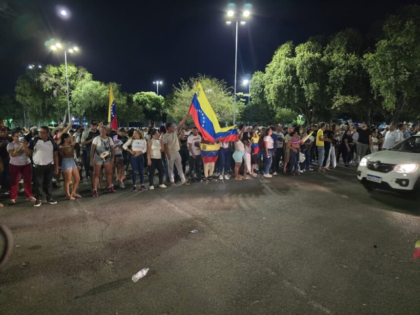 Venezuelanos comemoram prisão de Maduro em praça pública na capital de Roraima