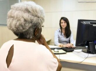 Caderneta da Pessoa Idosa tem nova versão com serviços sobre saúde mental e prevenção à violência