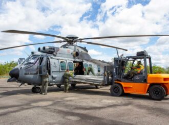 Operação Catrimani II realiza transporte aéreo de telhas para reestruturação de unidade de saúde em Terra Indígena Yanomami