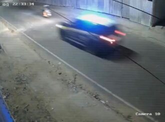 Adolescentes em moto fogem da PRF, caem e acabam detidos em Boa Vista; veja vídeo