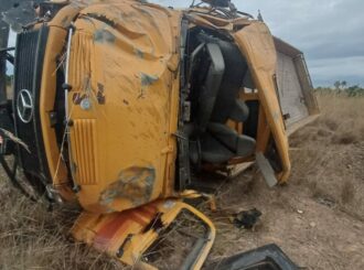 Homem morre e dois ficam feridos após caminhão com minério capotar na BR-401, em Bonfim