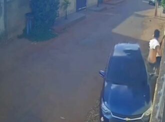 Mulher tenta atropelar homem e acaba batendo carro em muro no bairro Jóquei Clube