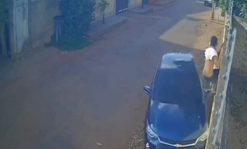 Mulher tenta atropelar homem e acaba batendo carro em muro no bairro Jóquei Clube