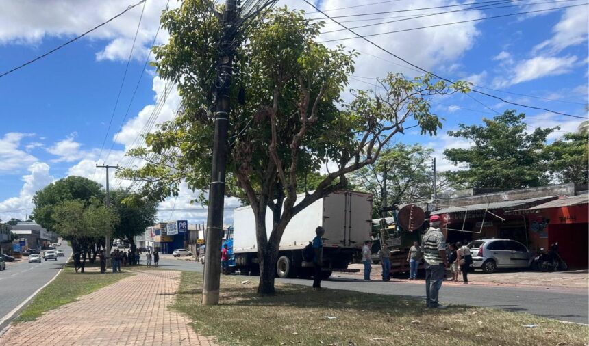 Caminhão arrasta veículos e quase atinge pedestres na Ville Roy