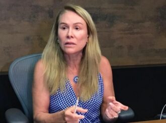 “A Polícia Militar de Roraima é muito maior do que isso”, escreve Teresa Surita em publicação de repúdio às condutas de gestores e contra o uso da corporação para promoção pessoal e campanha antecipada