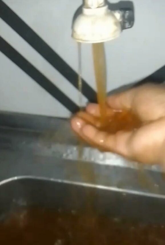 Moradora da vila Campos Novos em Iracema paga mais de R$ 300 por água sem tratamento