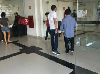 Masamy Eda deixa sede da Polícia Federal acompanhado de advogado