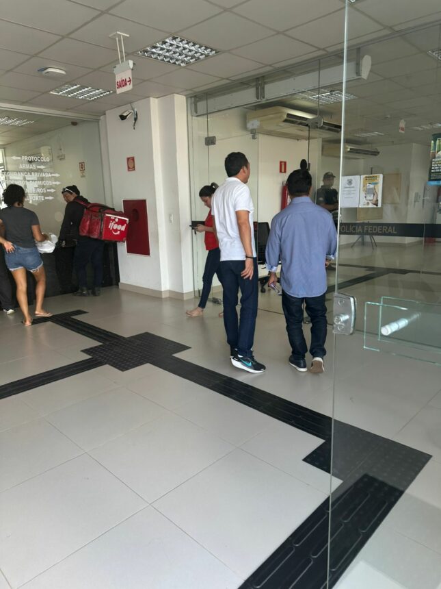 Masamy Eda deixa sede da Polícia Federal acompanhado de advogado