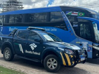 Ônibus com 42 passageiros é apreendido com mercadorias falsificadas em posto de fiscalização na BR-174, em Boa Vista