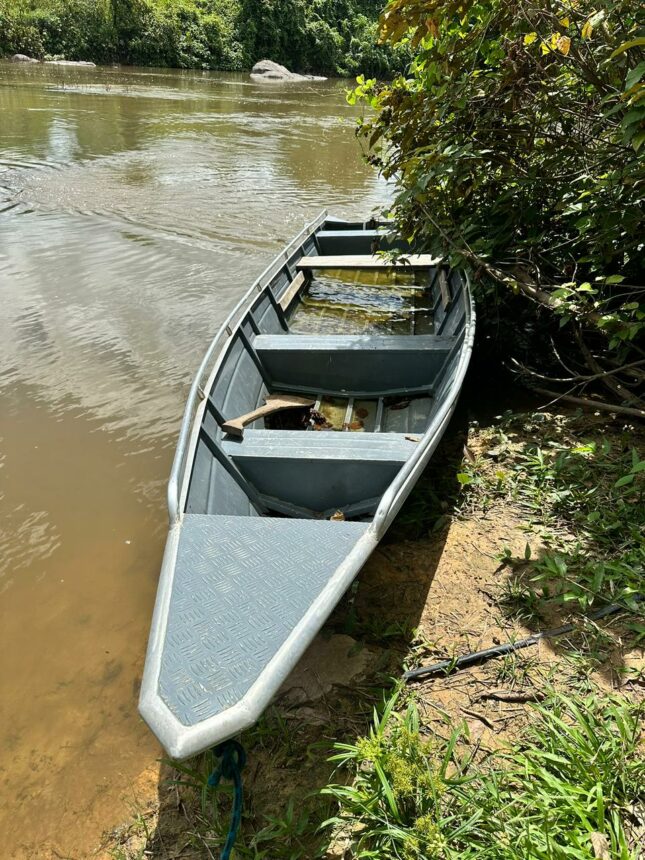 Polícia encontra canoa furtada em Alto Alegre no município de Amajari