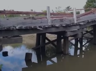 Tuxaua da comunidade Raimundão II denuncia precariedade de ponte; veja vídeo