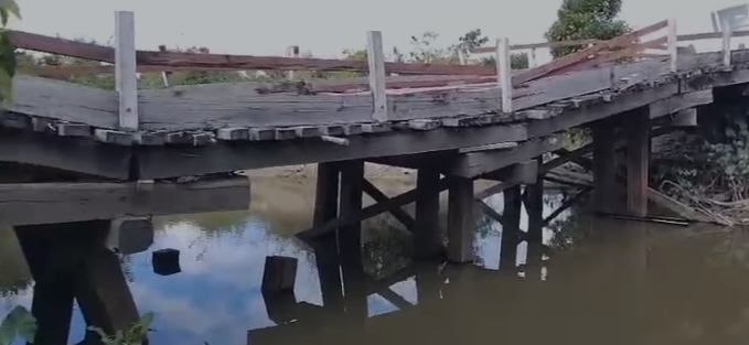 Tuxaua da comunidade Raimundão II denuncia precariedade de ponte; veja vídeo