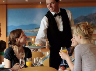 Lei da gorjeta tem regras para pagamentos e repasse da ‘taxa de serviço’ para garçons; entenda