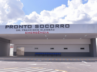 Homem bêbado fica ferido após ter bicicleta atingida por caminhão ao tentar atravessar avenida