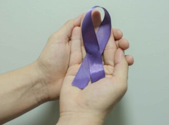 Campanha alerta para fibromialgia, Alzheimer e lúpus e reforça direitos garantidos por lei