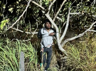 Homem é amarrado em árvore por populares após furtar templo da Maçonaria em Alto Alegre