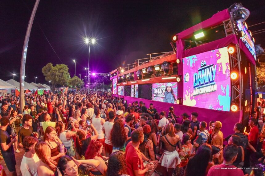 Atração nacional, cantora Danny encerra 1ª noite de folia no Circuito Fábio Marques Paracat