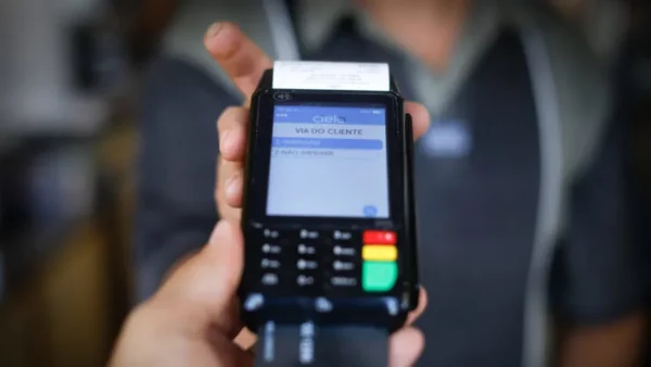 Juros do cartão de crédito sobem e chegam a 435% em fevereiro, aponta Banco Central