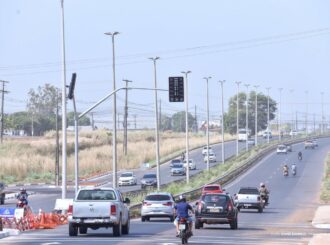 Novo semáforo é instalado no cruzamento da avenida Brasil com a rua Capitão Clóvis no bairro São Bento